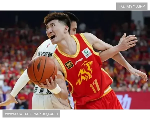 孙铭徽训练完直接拎两袋蛋白粉去接娃？