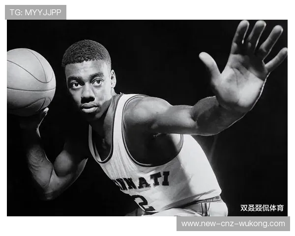 奥斯卡·罗伯特森无球跑动减少，组织核心角色弱化影响进攻效率