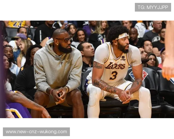 浓眉哥休赛期顿顿吃草，队友偷偷点炸鸡都被他瞪