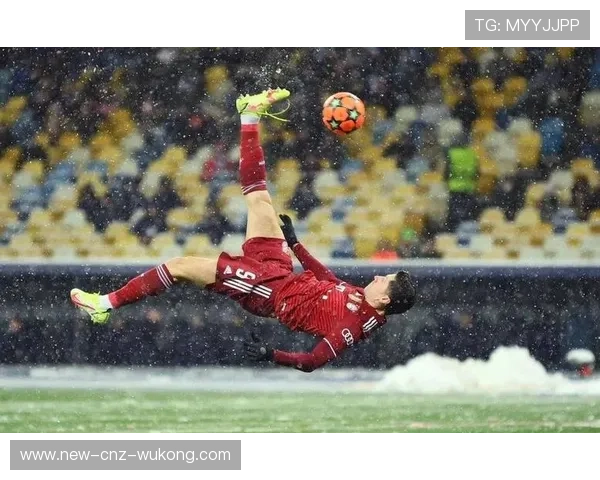 本赛季前锋莱万高位跑位撕后防，比上季更频繁射门